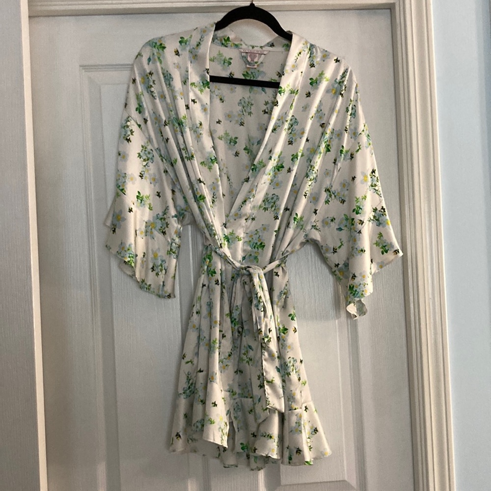 Victoria's Secret White Floral Satin Kimono Robe